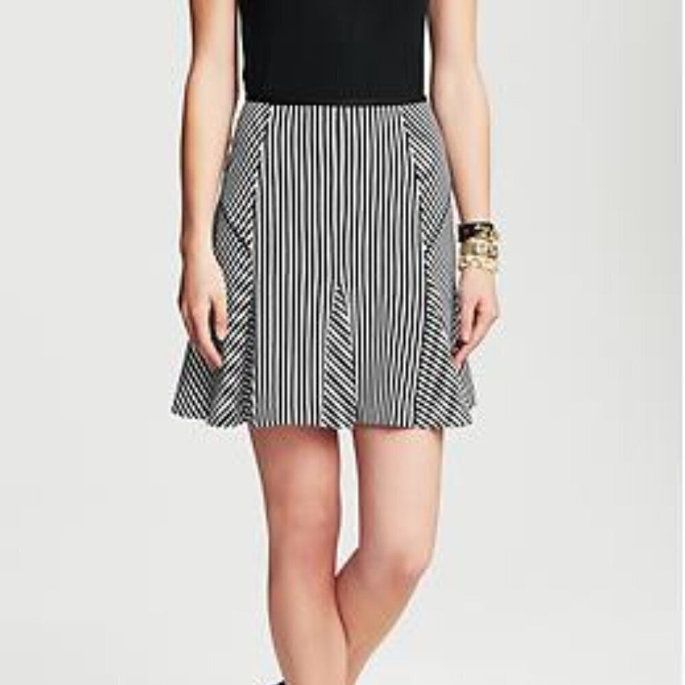 Banana Republic Black and White Striped Fluted Skirt Size 6P